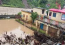 लगातार हो रही बारिश से कर्णप्रयाग में अलकनंदा ओर पिंडर नदी का बढ़ गया जलस्तर