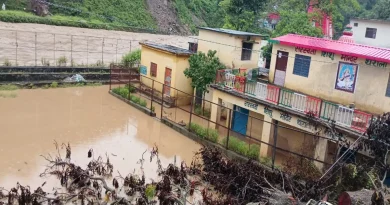 लगातार हो रही बारिश से कर्णप्रयाग में अलकनंदा ओर पिंडर नदी का बढ़ गया जलस्तर