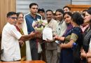 डीएम सविन बंसल को अभिनंदन पत्र और शाल भेंटकर उनके जनहित में प्रशंसनीय कार्यो को सराहा