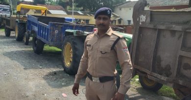 अवैध खनन पर चला दून पुलिस का डंडा  अवैध खनन में लिप्त 06 ट्रैक्टर ट्रालियों को पुलिस ने किया सीज