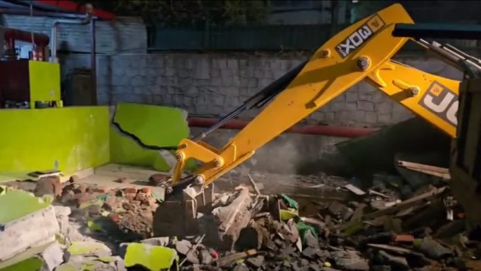 जिला प्रशासन और एमडीडीए की मिली-जुली टीम ने रात के समय चलाया एक महत्वपूर्ण अभियान