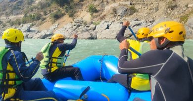 तीनधारा क्षेत्र में वाहन हुआ नदी में दुर्घटनाग्रस्त, SDRF द्वारा सर्च ऑपरेशन जारी