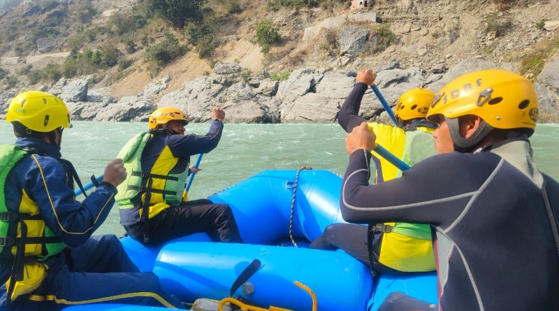 तीनधारा क्षेत्र में वाहन हुआ नदी में दुर्घटनाग्रस्त, SDRF द्वारा सर्च ऑपरेशन जारी