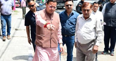 मुख्यमंत्री ने अपने मोबाइल से अधिकारियों को दिखाई हकीकत