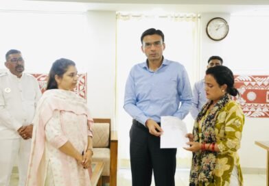 कैंसर पीड़ित पति, दयनीय आर्थिक स्थिति; सर पर कर्ज; दो मासूम नौनिहालों की जिम्मेदारी के बीच असहाय संध्या को मिला जिला प्रशासन का सहारा
