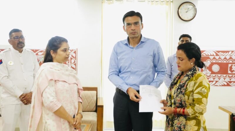 कैंसर पीड़ित पति, दयनीय आर्थिक स्थिति; सर पर कर्ज; दो मासूम नौनिहालों की जिम्मेदारी के बीच असहाय संध्या को मिला जिला प्रशासन का सहारा