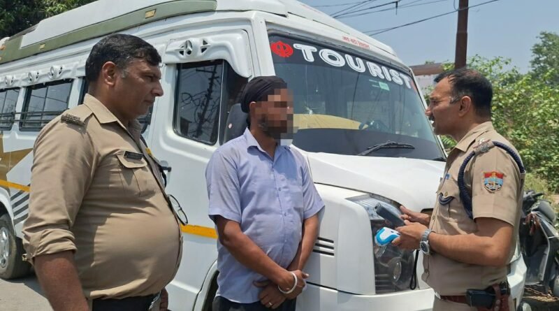 चेकिंग के दौरान पुलिस द्वारा वाहन को चैक करने पर वाहन चालक के नशे में होने की हुई पुष्टि वाहन को किया सीज