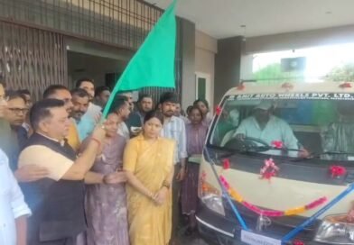 कूड़ा गाड़ी को महापौर दीपक बाली और ब्लॉक प्रमुख श्रीमती चंद्र प्रभा ने संयुक्त रूप से हरी झंडी दिखाकर कूड़ा गाड़ी को महापौर दीपक बाली और ब्लॉक प्रमुख श्रीमती चंद्र प्रभा ने संयुक्त रूप से हरी झंडी दिखाकर रवाना कियारवाना x