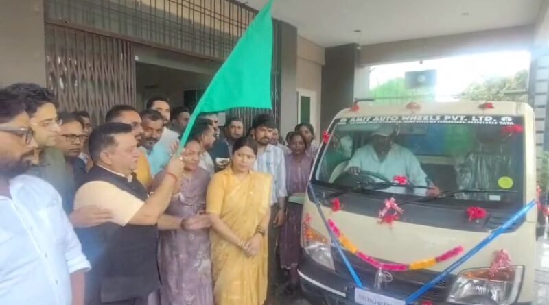 कूड़ा गाड़ी को महापौर दीपक बाली और ब्लॉक प्रमुख श्रीमती चंद्र प्रभा ने संयुक्त रूप से हरी झंडी दिखाकर कूड़ा गाड़ी को महापौर दीपक बाली और ब्लॉक प्रमुख श्रीमती चंद्र प्रभा ने संयुक्त रूप से हरी झंडी दिखाकर रवाना कियारवाना x