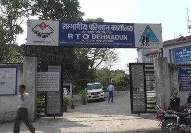 एक ट्रैवल कारोबारी ने परिवहन विभाग के कर्मचारी को दुकान में किया बंद