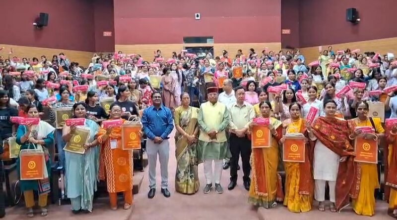 विश्व मासिक धर्म स्वच्छता दिवस पर कैबिनेट मंत्री ने किया बालिकाओं को जागरूक