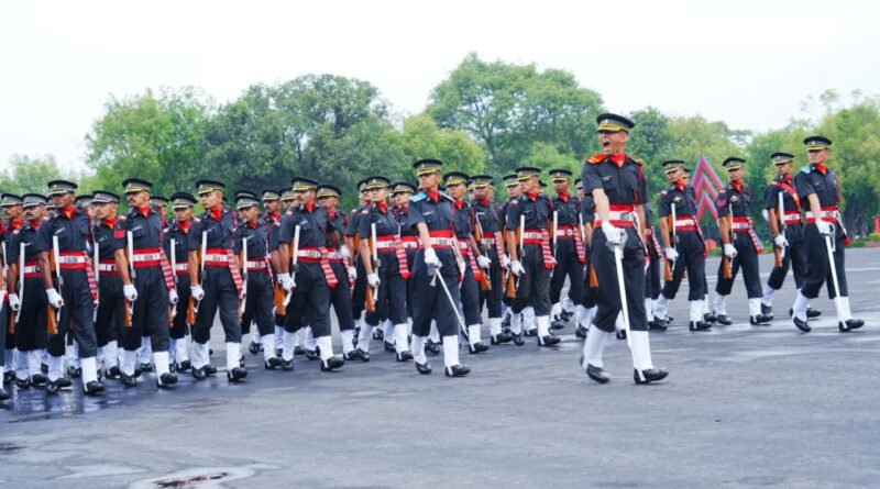 राष्ट्रपति ने भारतीय सैन्य अकादमी के 158वें नियमित तथा 141वें तकनीकी स्नातक पाठ्यक्रम की भव्य पासिंग आउट परेड की की समीक्षा
