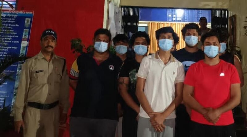 सार्वजनिक स्थान पर शराब पीकर हुड़दंग करने वालो को दून पुलिस ने पढ़ाया कानून का सबक