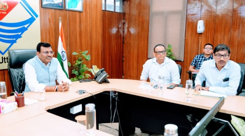 मुख्य सचिव श्री आनन्द बर्द्धन ने सोमवार को सचिवालय में प्रदेश में ग्रोथ सेंटर्स की प्रगति के सम्बन्ध में सभी सम्बन्धित विभागों के साथ  की बैठक