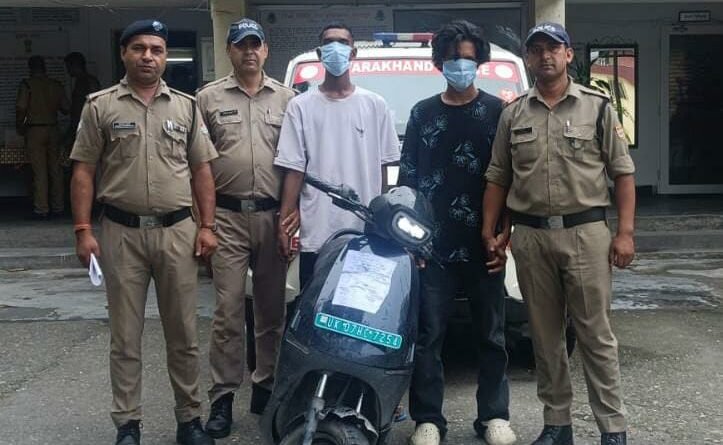 वाहन चोरी की घटना को 12 घण्टे के अंदर दून पुलिस ने किया खुलासा
