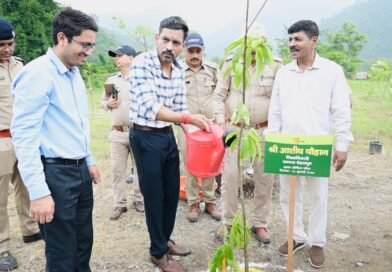 हरेला पर्व पर हरियाली का संकल्प के साथ  जिलाधिकारी डॉ0 आशीष चौहान ने किया वृक्षारोपण