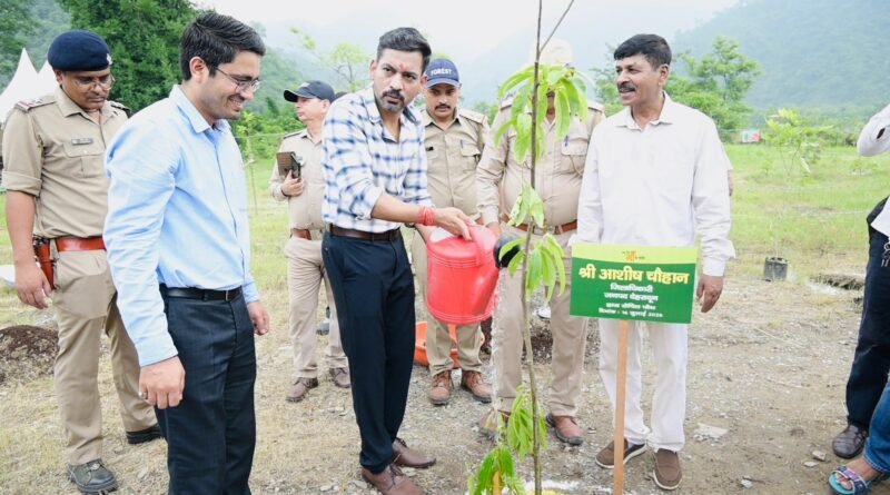 हरेला पर्व पर हरियाली का संकल्प के साथ  जिलाधिकारी डॉ0 आशीष चौहान ने किया वृक्षारोपण