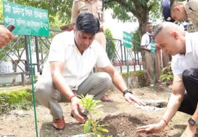 पुलिस लाईन तथा जनपद के समस्त थाना/ चौकियों पर वृहद स्तर पर फलदार व छायादार वृक्षों का किया गया वृक्षारोपण