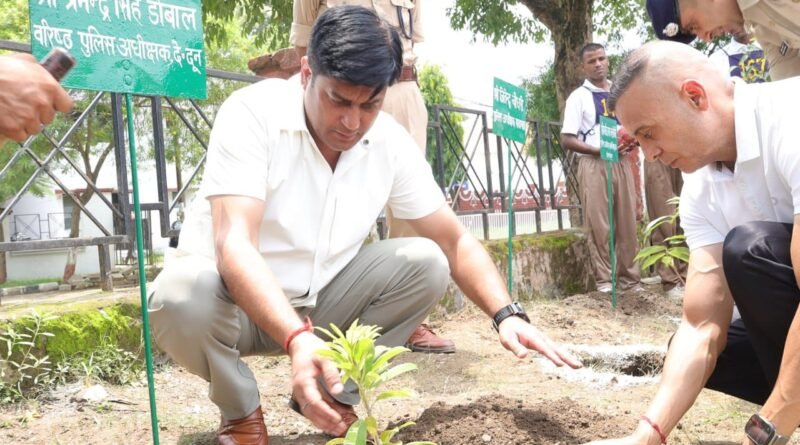 पुलिस लाईन तथा जनपद के समस्त थाना/ चौकियों पर वृहद स्तर पर फलदार व छायादार वृक्षों का किया गया वृक्षारोपण