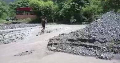 विधायक के निर्देश भी बेअसर, जोखिम में डालकर नदी पार कर रहे ग्रामीण