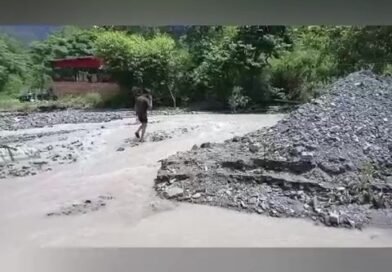 विधायक के निर्देश भी बेअसर, जोखिम में डालकर नदी पार कर रहे ग्रामीण