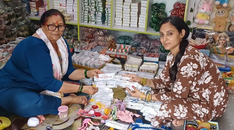 एनआरएलएम से जुड़ी ग्रामीण महिलाएं राखी निर्माण से कर रहीं अच्छा कारोबार, दून के मॉल और सचिवालय में लगेंगे स्टॉल*