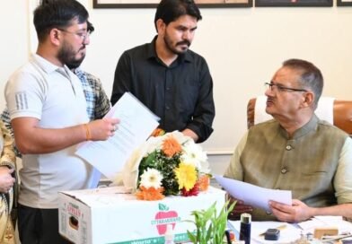 युवा किसान की सफलता पर प्रसन्नता व्यक्त करते हुए कृषि मंत्री गणेश जोशी ने उन्हें दीं बधाई एवं शुभकामनाएं