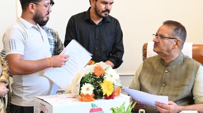 युवा किसान की सफलता पर प्रसन्नता व्यक्त करते हुए कृषि मंत्री गणेश जोशी ने उन्हें दीं बधाई एवं शुभकामनाएं