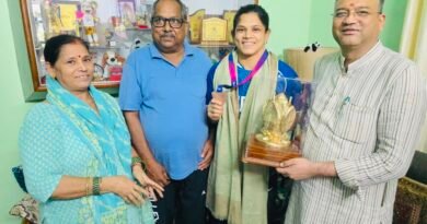 कॉमनवेल्थ गेम्स में कांस्य पदक जीतने वाली उन्नति शर्मा को मेयर सौरभ थपलियाल ने किया सम्मानित