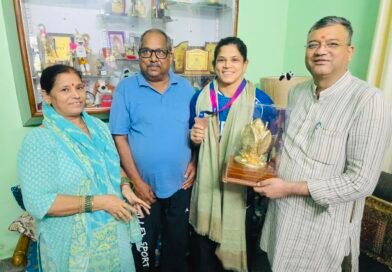 कॉमनवेल्थ गेम्स में कांस्य पदक जीतने वाली उन्नति शर्मा को मेयर सौरभ थपलियाल ने किया सम्मानित