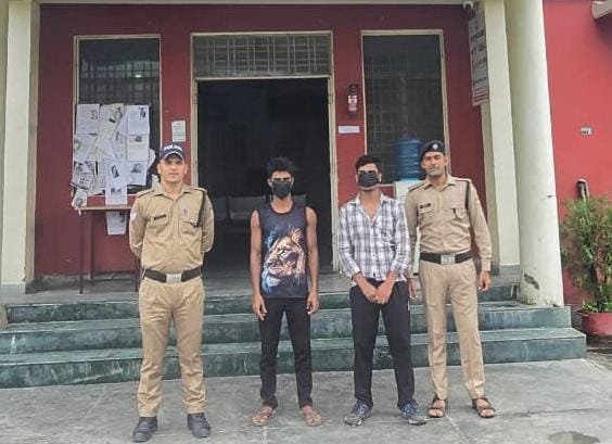 सार्वजनिक स्थान पर हुडदंग कर शान्ति व्यवस्था भंग करने वालों को दून पुलिस ने पढाया कानून का सबक