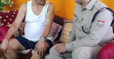 दून पुलिस ने बुज़ुर्गों से मुलाक़ात कर ली उनकी कुशलक्षेम