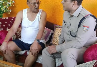 दून पुलिस ने बुज़ुर्गों से मुलाक़ात कर ली उनकी कुशलक्षेम