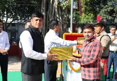 राष्ट्रपिता महात्मा गाँधी तथा पूर्व प्रधानमंत्री लाल बहादुर शास्त्री जी की जयंती के अवसर पर एसएसपी देहरादून द्वारा उनके चित्रों पर माल्यार्पण कर दी श्रद्धांजलि