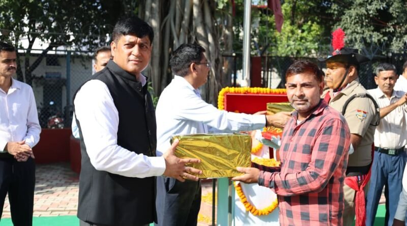 राष्ट्रपिता महात्मा गाँधी तथा पूर्व प्रधानमंत्री लाल बहादुर शास्त्री जी की जयंती के अवसर पर एसएसपी देहरादून द्वारा उनके चित्रों पर माल्यार्पण कर दी श्रद्धांजलि