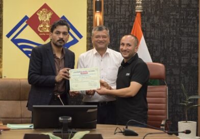 जिला निर्वाचन अधिकारी डॉ. आशीष चौहान तथा देहरादून के महापौर सौरभ थपलियाल ने सभी नवनिर्वाचित सदस्यों को जीत के प्रमाण पत्र सौंपकर दीं शुभकामनाएं
