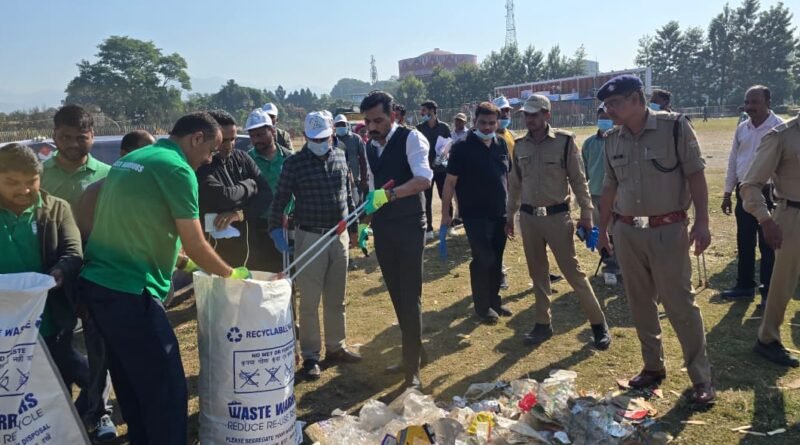 डीएम डॉ0 आशीष चौहान ने अधिकारियों, नगर निगम कर्मियों एवं विद्यालय की छात्राओं के साथ स्वयं उठाया कूड़ा, स्वच्छता का दिया संदेश